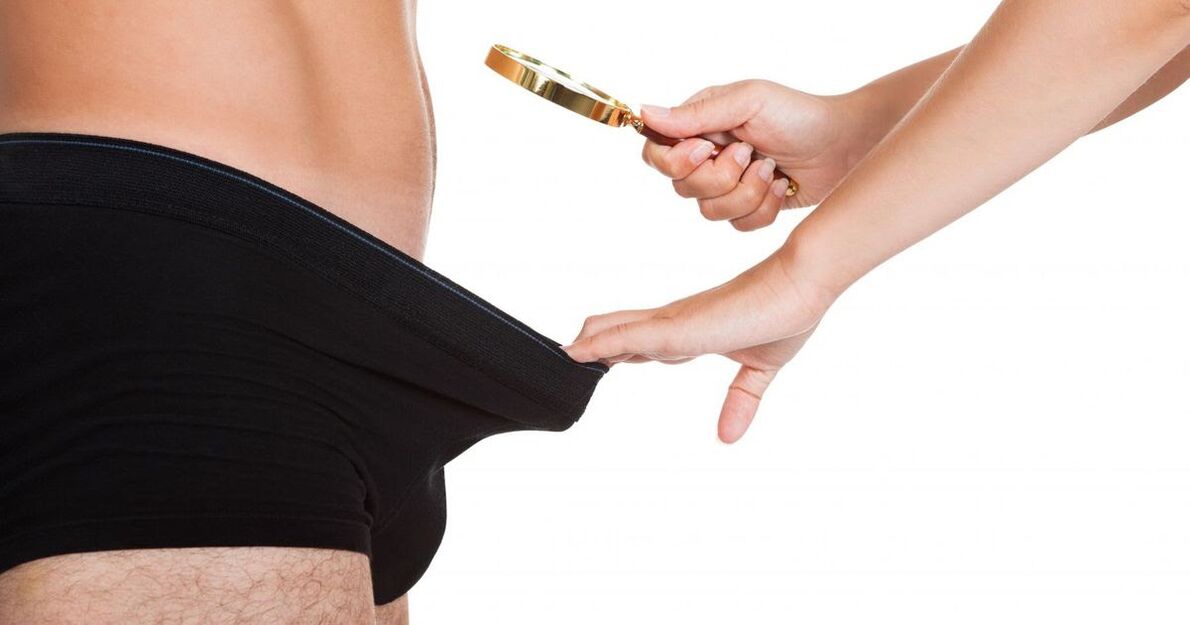 Духтар аз як шишае, ки дар як penis хурд аст, ба назар мерасад